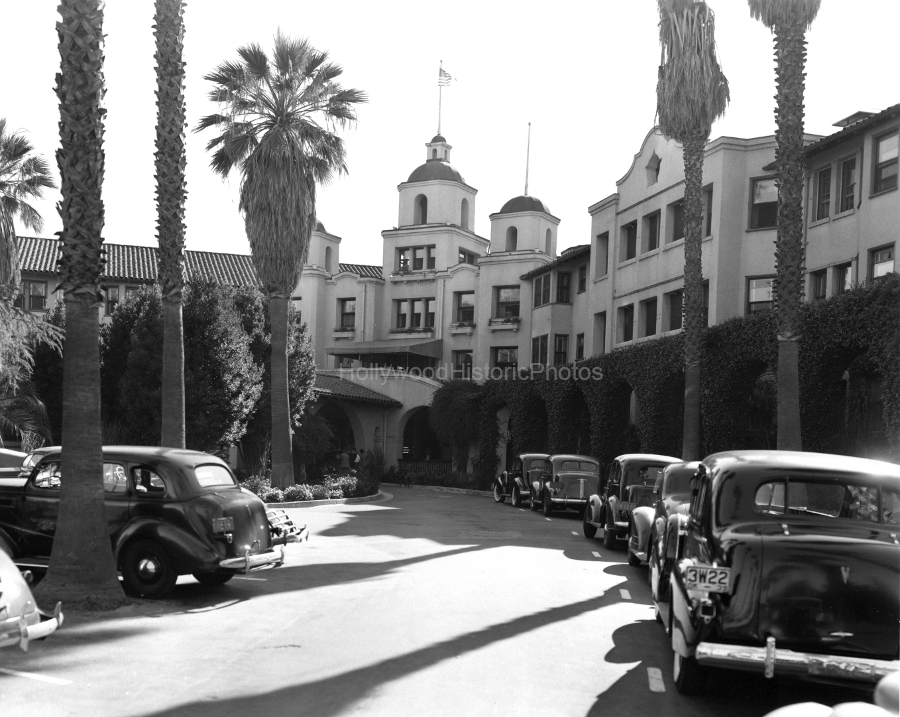 Beverly Hills Hotel 1939 wm.jpg